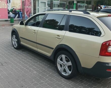 Желтый Шкода Октавия Скаут, объемом двигателя 2 л и пробегом 320 тыс. км за 10500 $, фото 2 на Automoto.ua