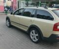 Желтый Шкода Октавия Скаут, объемом двигателя 2 л и пробегом 320 тыс. км за 10500 $, фото 2 на Automoto.ua