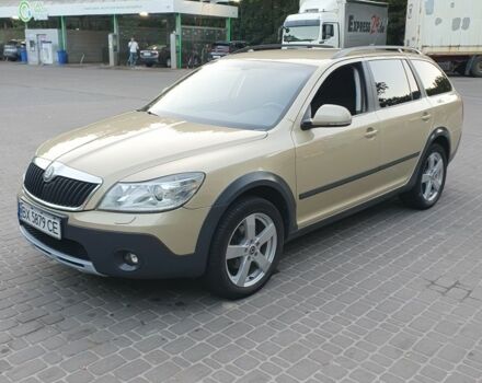 Желтый Шкода Октавия Скаут, объемом двигателя 2 л и пробегом 320 тыс. км за 10500 $, фото 1 на Automoto.ua