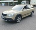 Желтый Шкода Октавия Скаут, объемом двигателя 2 л и пробегом 320 тыс. км за 10500 $, фото 1 на Automoto.ua