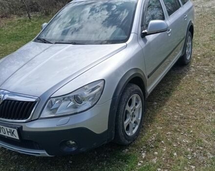 Серый Шкода Октавия Скаут, объемом двигателя 2 л и пробегом 256 тыс. км за 9000 $, фото 1 на Automoto.ua
