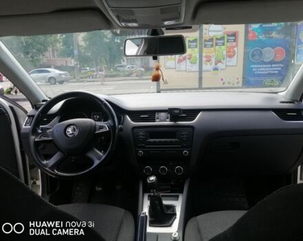 Белый Шкода Октавия, объемом двигателя 2 л и пробегом 330 тыс. км за 9000 $, фото 5 на Automoto.ua