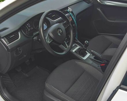 Білий Шкода Октавія, об'ємом двигуна 1.6 л та пробігом 205 тис. км за 12999 $, фото 9 на Automoto.ua