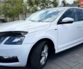 Білий Шкода Октавія, об'ємом двигуна 1.6 л та пробігом 275 тис. км за 10000 $, фото 1 на Automoto.ua