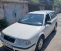 Белый Шкода Октавия, объемом двигателя 1.6 л и пробегом 325 тыс. км за 3500 $, фото 1 на Automoto.ua
