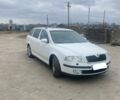 Белый Шкода Октавия, объемом двигателя 2 л и пробегом 300 тыс. км за 2780 $, фото 2 на Automoto.ua