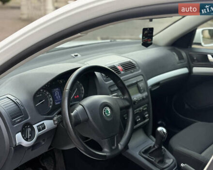 Белый Шкода Октавия, объемом двигателя 1.6 л и пробегом 245 тыс. км за 7200 $, фото 2 на Automoto.ua