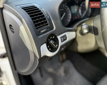 Белый Шкода Октавия, объемом двигателя 1.6 л и пробегом 310 тыс. км за 5350 $, фото 25 на Automoto.ua