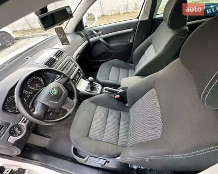 Білий Шкода Октавія, об'ємом двигуна 2 л та пробігом 260 тис. км за 9400 $, фото 34 на Automoto.ua