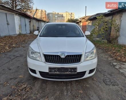 Шкода Октавия 2009 в Умани на Automoto.ua Белый Шкода Октавия, объемом двигателя 1.6 л и пробегом 252 тыс. км за 7600 $, фото 2 на Automoto.ua