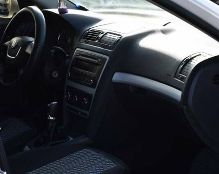 Білий Шкода Октавія, об'ємом двигуна 1.6 л та пробігом 259 тис. км за 7200 $, фото 12 на Automoto.ua