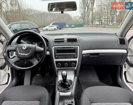 Белый Шкода Октавия, объемом двигателя 1.6 л и пробегом 204 тыс. км за 8999 $, фото 57 на Automoto.ua