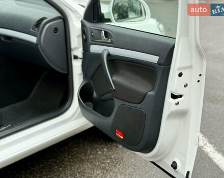 Белый Шкода Октавия, объемом двигателя 1.6 л и пробегом 204 тыс. км за 8999 $, фото 46 на Automoto.ua