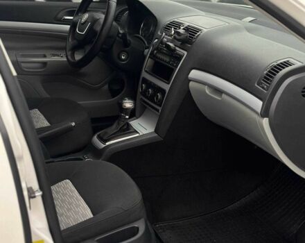 Шкода Октавия 2010 в Кривом Роге на Automoto.ua Белый Шкода Октавия, объемом двигателя 1.8 л и пробегом 322 тыс. км за 6999 $, фото 12 на Automoto.ua