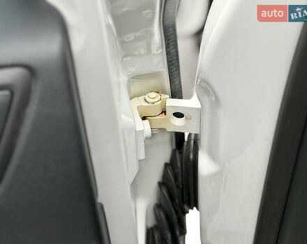 Белый Шкода Октавия, объемом двигателя 1.6 л и пробегом 204 тыс. км за 8999 $, фото 39 на Automoto.ua