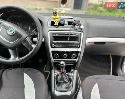 Белый Шкода Октавия, объемом двигателя 1.6 л и пробегом 393 тыс. км за 8200 $, фото 3 на Automoto.ua