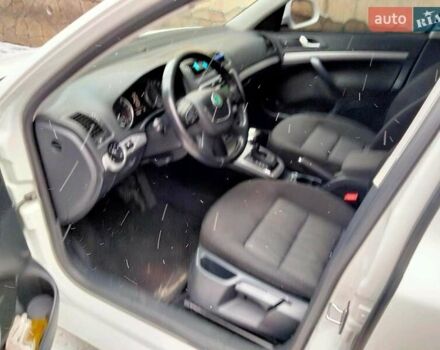 Шкода Октавия 2011 в Ирпене на Automoto.ua Белый Шкода Октавия, объемом двигателя 2 л и пробегом 299 тыс. км за 9000 $, фото 6 на Automoto.ua