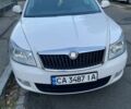 Белый Шкода Октавия, объемом двигателя 1.6 л и пробегом 240 тыс. км за 8615 $, фото 1 на Automoto.ua