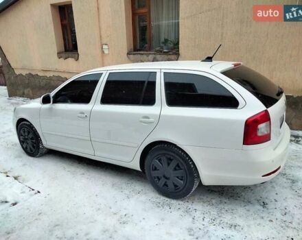 Шкода Октавия 2011 в Ирпене на Automoto.ua Белый Шкода Октавия, объемом двигателя 2 л и пробегом 299 тыс. км за 9000 $, фото 2 на Automoto.ua