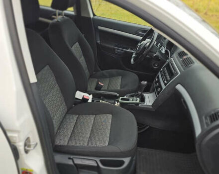 Белый Шкода Октавия, объемом двигателя 1.6 л и пробегом 380 тыс. км за 7500 $, фото 5 на Automoto.ua