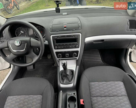 Білий Шкода Октавія, об'ємом двигуна 1.6 л та пробігом 183 тис. км за 7400 $, фото 29 на Automoto.ua