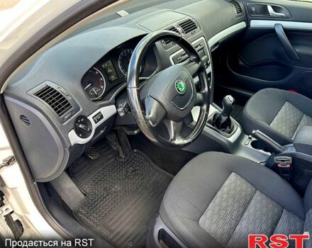 Белый Шкода Октавия, объемом двигателя 1.6 л и пробегом 220 тыс. км за 7500 $, фото 3 на Automoto.ua