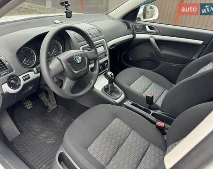 Білий Шкода Октавія, об'ємом двигуна 1.6 л та пробігом 183 тис. км за 7400 $, фото 23 на Automoto.ua