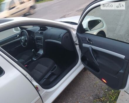 Белый Шкода Октавия, объемом двигателя 1.6 л и пробегом 255 тыс. км за 9100 $, фото 9 на Automoto.ua