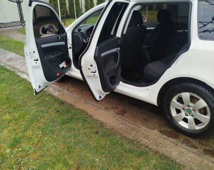 Белый Шкода Октавия, объемом двигателя 1.6 л и пробегом 300 тыс. км за 8500 $, фото 3 на Automoto.ua