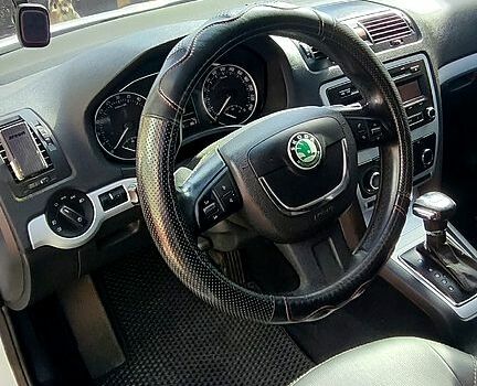Белый Шкода Октавия, объемом двигателя 1.6 л и пробегом 204 тыс. км за 8600 $, фото 5 на Automoto.ua