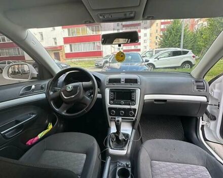 Белый Шкода Октавия, объемом двигателя 1.8 л и пробегом 240 тыс. км за 9000 $, фото 1 на Automoto.ua