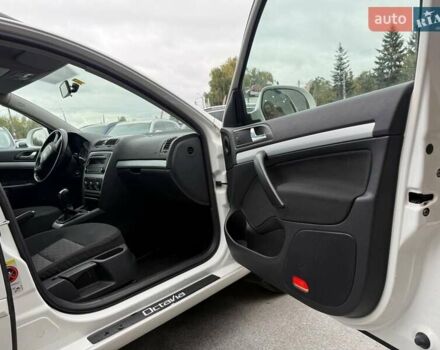 Белый Шкода Октавия, объемом двигателя 1.8 л и пробегом 208 тыс. км за 8700 $, фото 33 на Automoto.ua