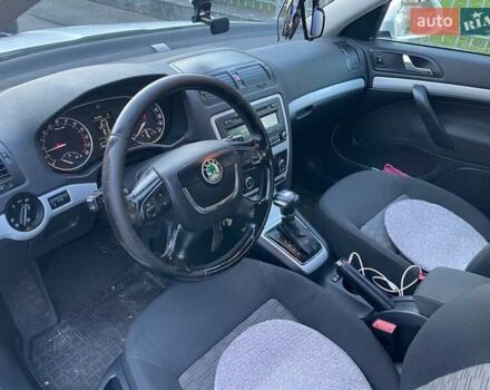 Белый Шкода Октавия, объемом двигателя 1.6 л и пробегом 240 тыс. км за 8615 $, фото 2 на Automoto.ua