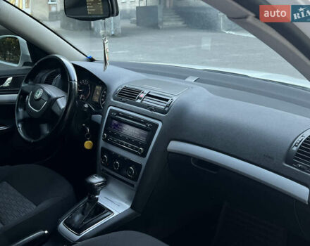 Білий Шкода Октавія, об'ємом двигуна 1.6 л та пробігом 261 тис. км за 7400 $, фото 48 на Automoto.ua