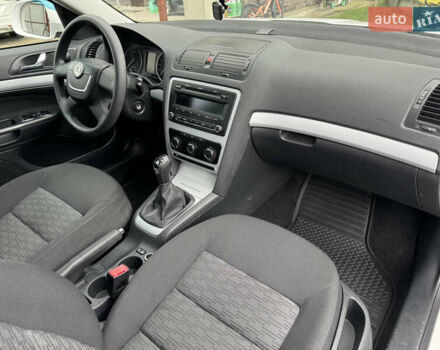 Білий Шкода Октавія, об'ємом двигуна 1.6 л та пробігом 183 тис. км за 7400 $, фото 27 на Automoto.ua
