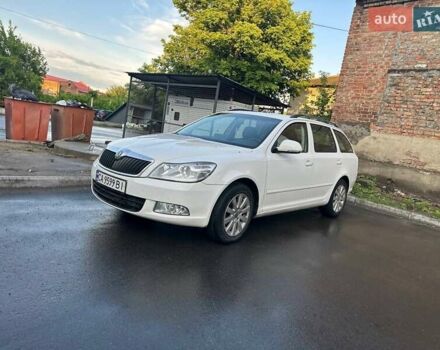 Белый Шкода Октавия, объемом двигателя 1.6 л и пробегом 255 тыс. км за 9100 $, фото 1 на Automoto.ua