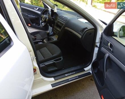 Шкода Октавия 2012 в Ирпене на Automoto.ua Белый Шкода Октавия, объемом двигателя 1.6 л и пробегом 245 тыс. км за 9000 $, фото 9 на Automoto.ua