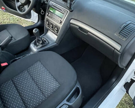 Білий Шкода Октавія, об'ємом двигуна 1.6 л та пробігом 257 тис. км за 7999 $, фото 25 на Automoto.ua