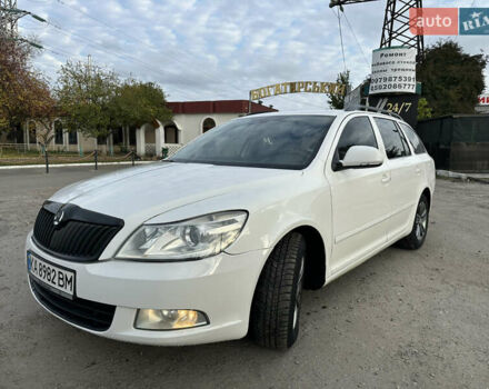 Белый Шкода Октавия, объемом двигателя 1.6 л и пробегом 375 тыс. км за 6500 $, фото 3 на Automoto.ua