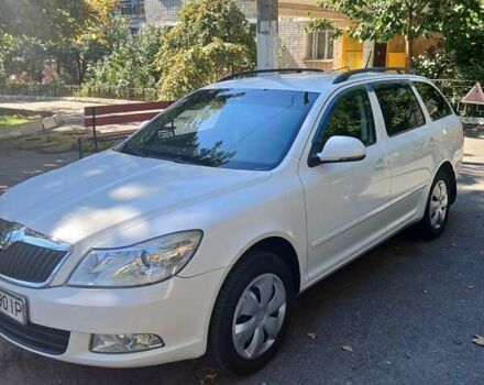 Белый Шкода Октавия, объемом двигателя 1.8 л и пробегом 130 тыс. км за 8000 $, фото 1 на Automoto.ua