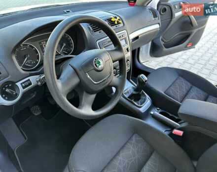 Шкода Октавия 2012 в Мукачеве на Automoto.ua Белый Шкода Октавия, объемом двигателя 0 л и пробегом 184 тыс. км за 7150 $, фото 5 на Automoto.ua