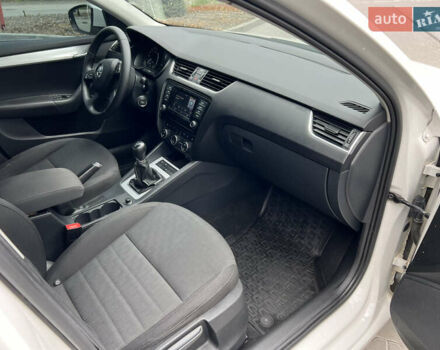 Белый Шкода Октавия, объемом двигателя 1.6 л и пробегом 261 тыс. км за 10400 $, фото 6 на Automoto.ua