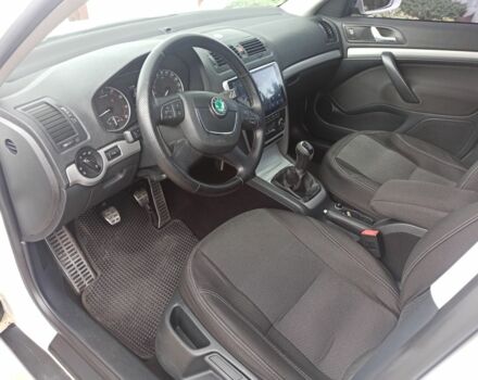 Белый Шкода Октавия, объемом двигателя 1.8 л и пробегом 125 тыс. км за 9600 $, фото 2 на Automoto.ua