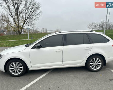 Белый Шкода Октавия, объемом двигателя 1.6 л и пробегом 232 тыс. км за 8800 $, фото 3 на Automoto.ua