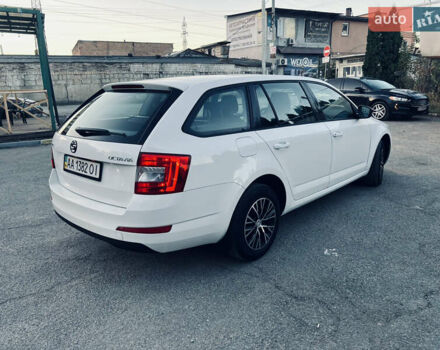 Белый Шкода Октавия, объемом двигателя 1.2 л и пробегом 23 тыс. км за 11700 $, фото 1 на Automoto.ua