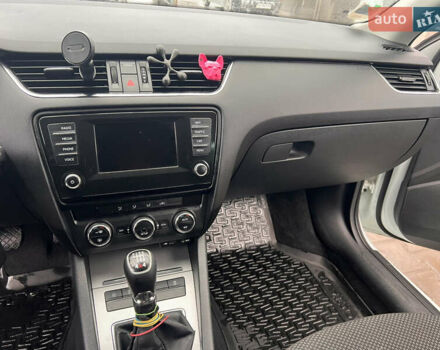 Белый Шкода Октавия, объемом двигателя 1.97 л и пробегом 285 тыс. км за 9500 $, фото 2 на Automoto.ua