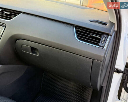 Білий Шкода Октавія, об'ємом двигуна 2 л та пробігом 234 тис. км за 14999 $, фото 40 на Automoto.ua