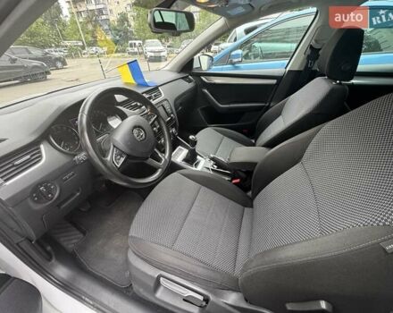 Белый Шкода Октавия, объемом двигателя 1.6 л и пробегом 221 тыс. км за 12000 $, фото 8 на Automoto.ua