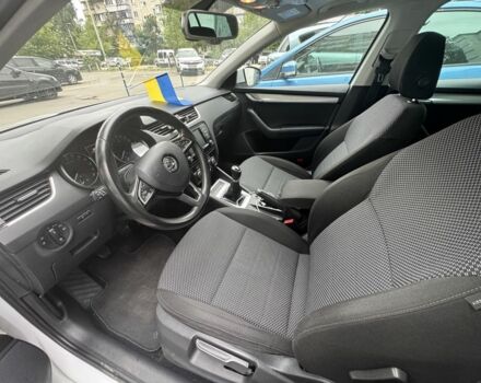 Белый Шкода Октавия, объемом двигателя 1.6 л и пробегом 221 тыс. км за 12000 $, фото 5 на Automoto.ua