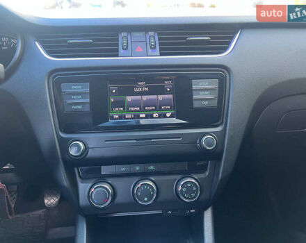 Білий Шкода Октавія, об'ємом двигуна 1.6 л та пробігом 182 тис. км за 10500 $, фото 15 на Automoto.ua